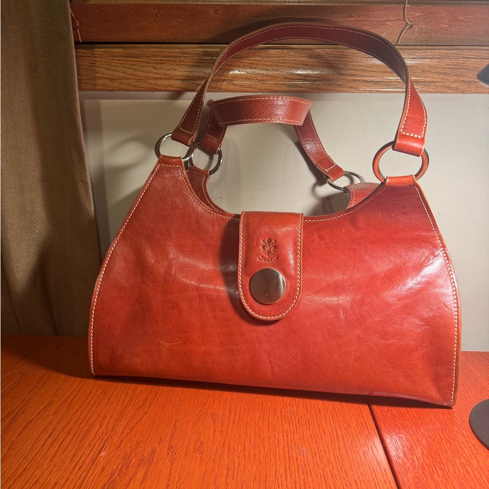 Italian leather shoulder bag . The florina model.